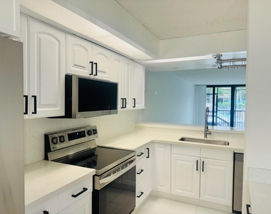 9 Royal Palm Way - Photo Thumbnail 5
