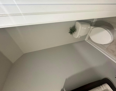 526 Salisbury Circle - Photo Thumbnail 2