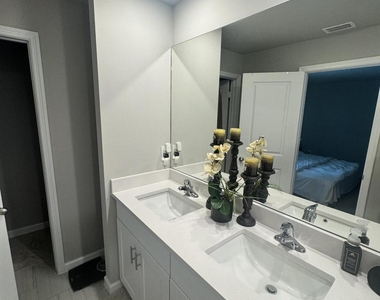 526 Salisbury Circle - Photo Thumbnail 10