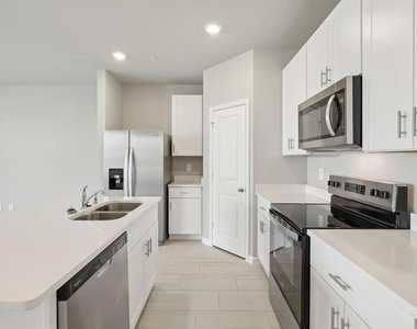 526 Salisbury Circle - Photo Thumbnail 3
