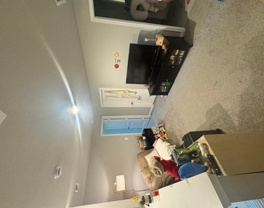 526 Salisbury Circle - Photo Thumbnail 4