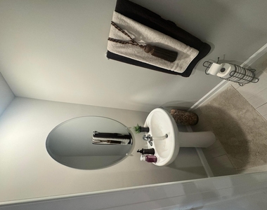 526 Salisbury Circle - Photo Thumbnail 1