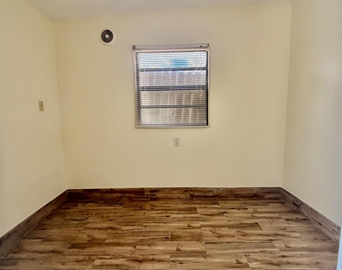 9121 E Highland Pines Drive - Photo Thumbnail 12