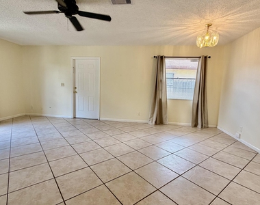 9121 E Highland Pines Drive - Photo Thumbnail 11