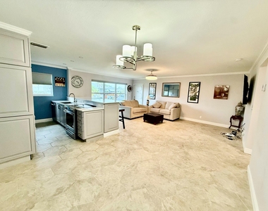 916 Savannas Point Drive - Photo Thumbnail 9