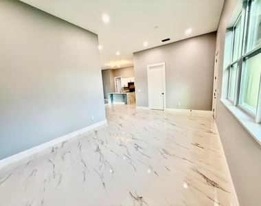 675 Ne Moss Rose Place - Photo Thumbnail 3