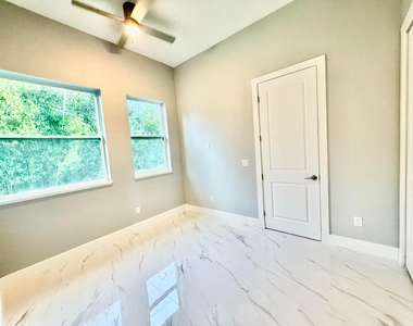 675 Ne Moss Rose Place - Photo Thumbnail 11