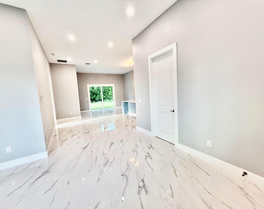 675 Ne Moss Rose Place - Photo Thumbnail 5