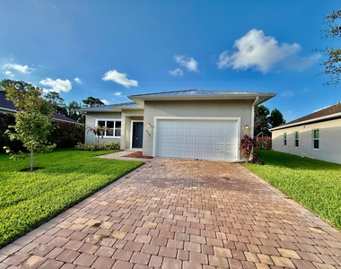 675 Ne Moss Rose Place - Photo Thumbnail 1