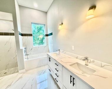 675 Ne Moss Rose Place - Photo Thumbnail 15