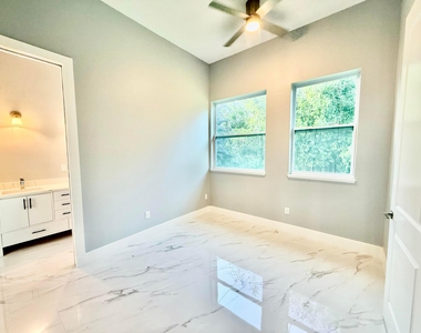 675 Ne Moss Rose Place - Photo Thumbnail 9