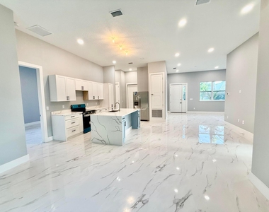 675 Ne Moss Rose Place - Photo Thumbnail 14