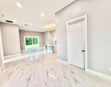 675 Ne Moss Rose Place - Photo Thumbnail 4