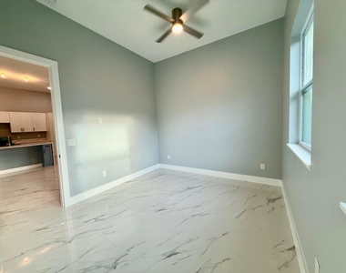 675 Ne Moss Rose Place - Photo Thumbnail 13