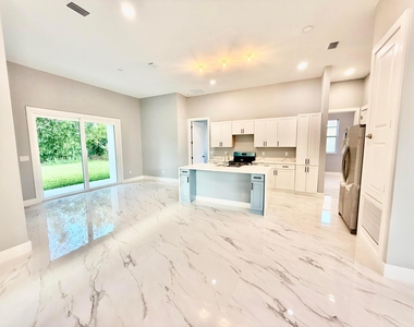 675 Ne Moss Rose Place - Photo Thumbnail 6