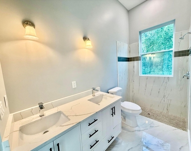 675 Ne Moss Rose Place - Photo Thumbnail 10