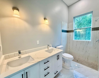 675 Ne Moss Rose Place - Photo Thumbnail 12