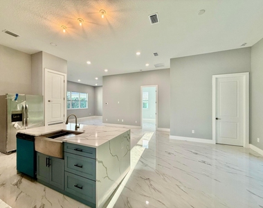 675 Ne Moss Rose Place - Photo Thumbnail 17