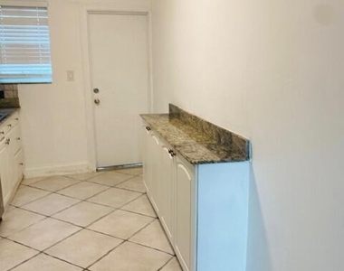 2837 Ne 30th Street - Photo Thumbnail 2