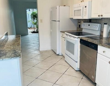 2837 Ne 30th Street - Photo Thumbnail 1
