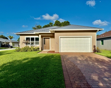 660 Ne Moss Rose Place - Photo Thumbnail 1