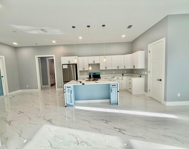 660 Ne Moss Rose Place - Photo Thumbnail 4