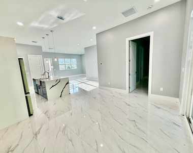 660 Ne Moss Rose Place - Photo Thumbnail 17