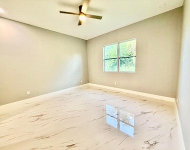 660 Ne Moss Rose Place - Photo Thumbnail 9
