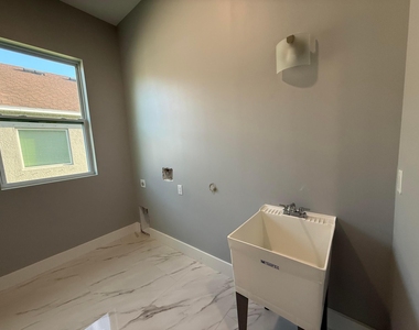 660 Ne Moss Rose Place - Photo Thumbnail 15