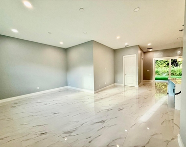 660 Ne Moss Rose Place - Photo Thumbnail 3