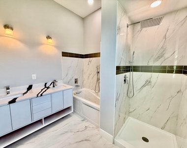 660 Ne Moss Rose Place - Photo Thumbnail 12