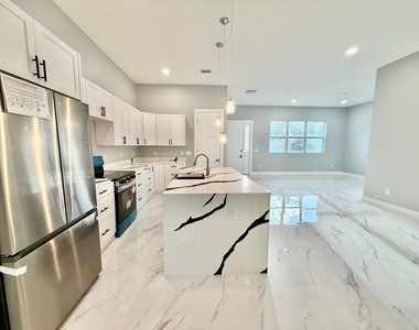 660 Ne Moss Rose Place - Photo Thumbnail 6