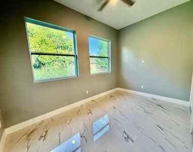 660 Ne Moss Rose Place - Photo Thumbnail 16
