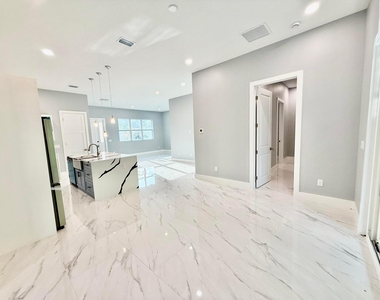 660 Ne Moss Rose Place - Photo Thumbnail 7