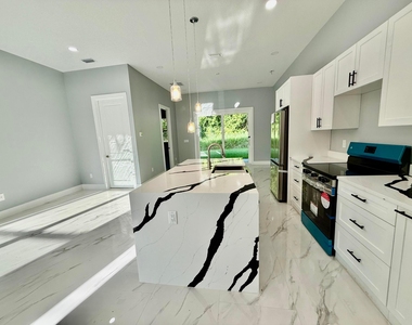 660 Ne Moss Rose Place - Photo Thumbnail 8