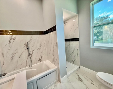 660 Ne Moss Rose Place - Photo Thumbnail 10