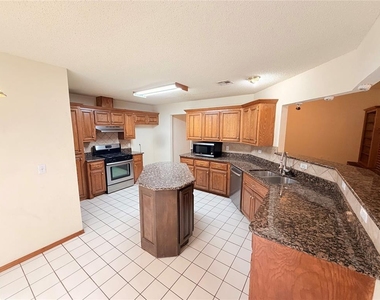 8812 Nw 85th Place - Photo Thumbnail 3