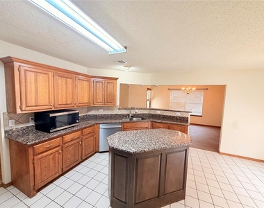 8812 Nw 85th Place - Photo Thumbnail 5