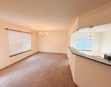 8812 Nw 85th Place - Photo Thumbnail 2