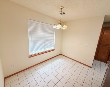 8812 Nw 85th Place - Photo Thumbnail 4