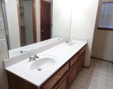 8812 Nw 85th Place - Photo Thumbnail 9