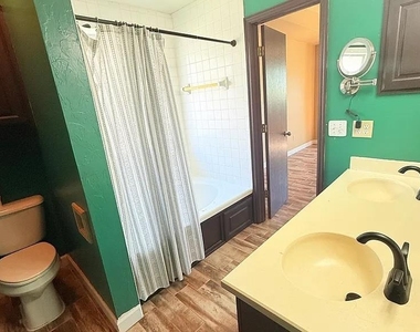 1801 Brittany Lane - Photo Thumbnail 17