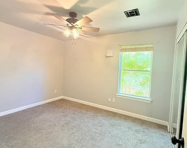 1801 Brittany Lane - Photo Thumbnail 11