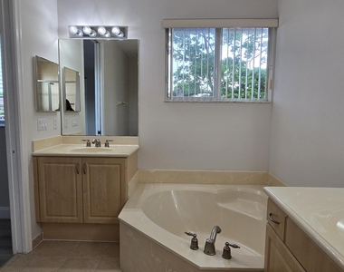 4305 Coventry Pointe Way - Photo Thumbnail 12
