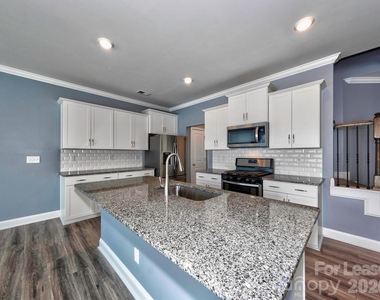 915 Emma Kate Court - Photo Thumbnail 6
