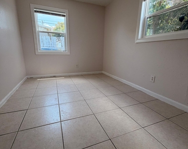 1618 W 26th Court - Photo Thumbnail 14
