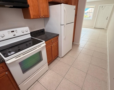 1618 W 26th Court - Photo Thumbnail 3
