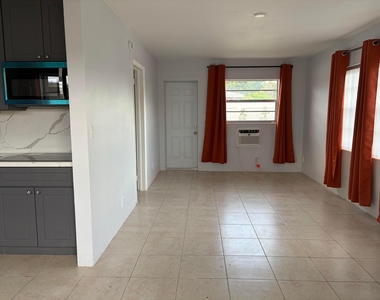 1017 Se 3rd Street - Photo Thumbnail 7