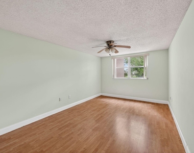 8373 Lake Drive - Photo Thumbnail 7