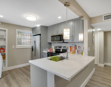 1225 W 10th Street - Photo Thumbnail 4